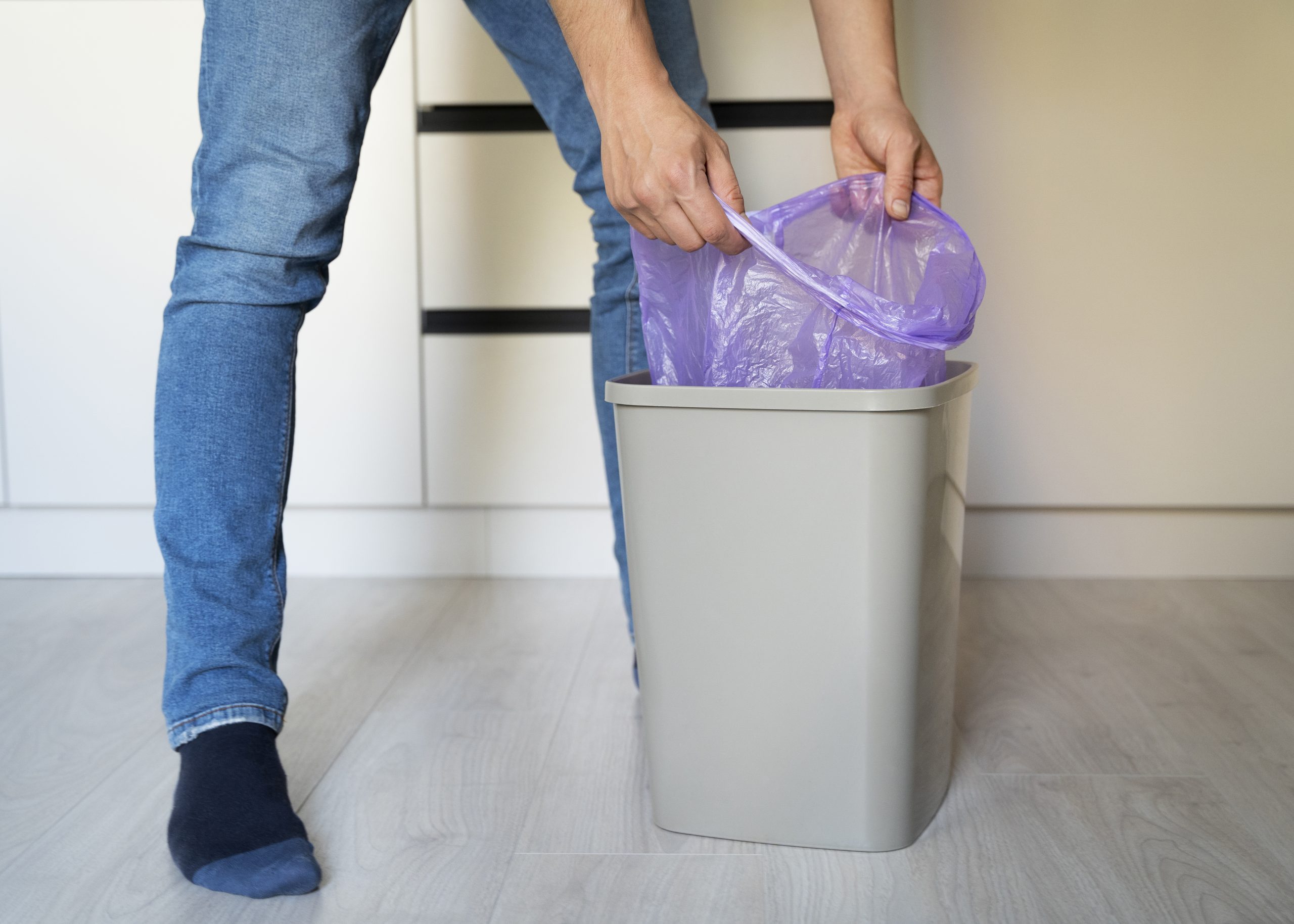 Astuces naturelles pour une poubelle propre et sans odeur